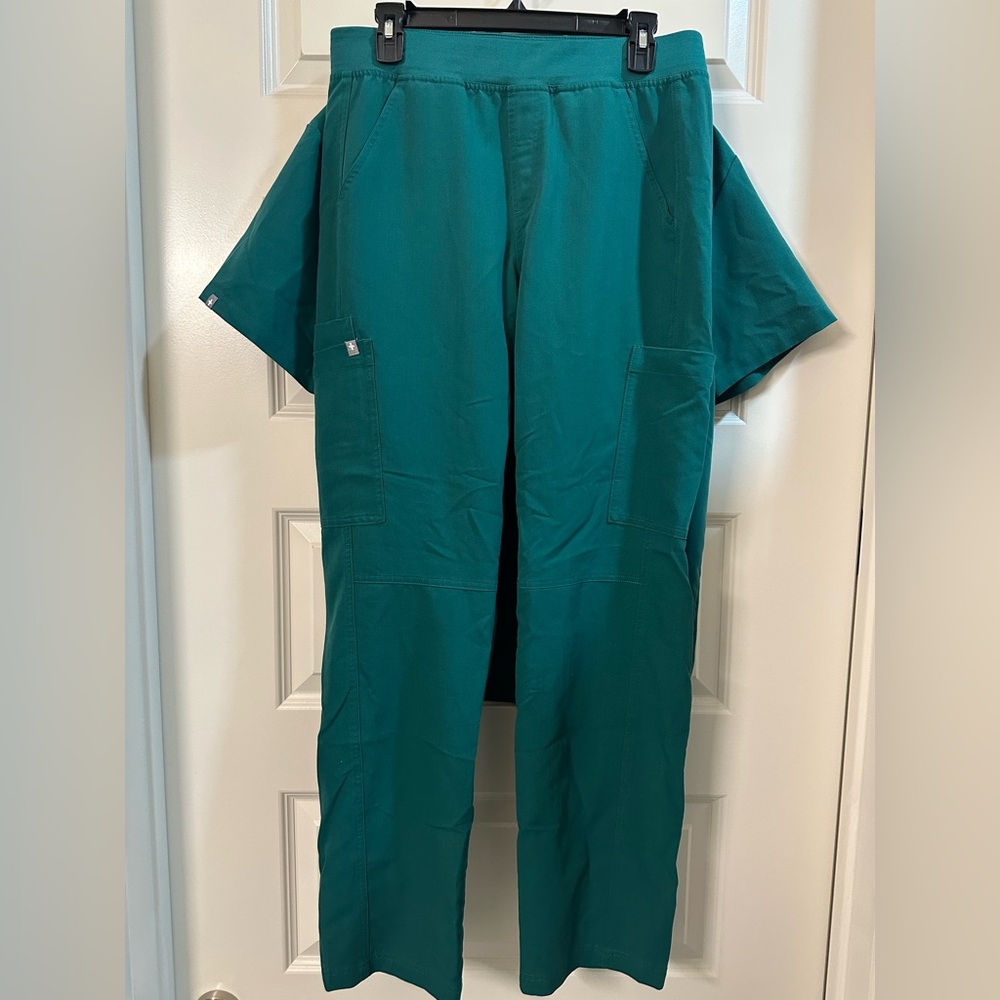 FIGS Men’s Hunter Green Axim Cargo Scrub Pants (MEDIUM)